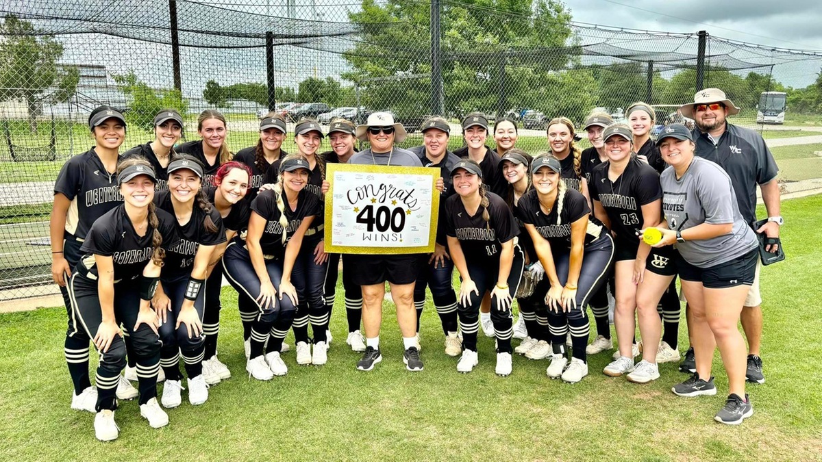 Coyotes sweep doubleheader, Williams hits 400 wins